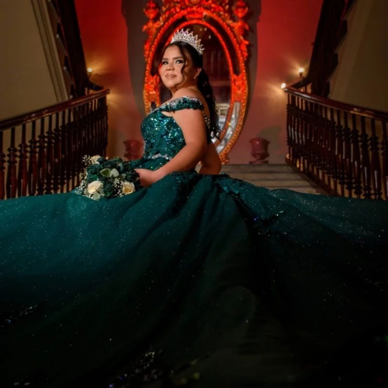 ダークグリーンの光沢のあるキンセアニェーラドレスオフショルダーアップリケレースビーズクリスタルタルパーティー誕生日スイート16ドレスvestidos