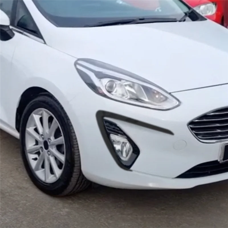 Zestaw akcesoriów do Forda Fiesta MK8 (2018-2020): przedni spojler, boczne splitter, kratki nawiewu.