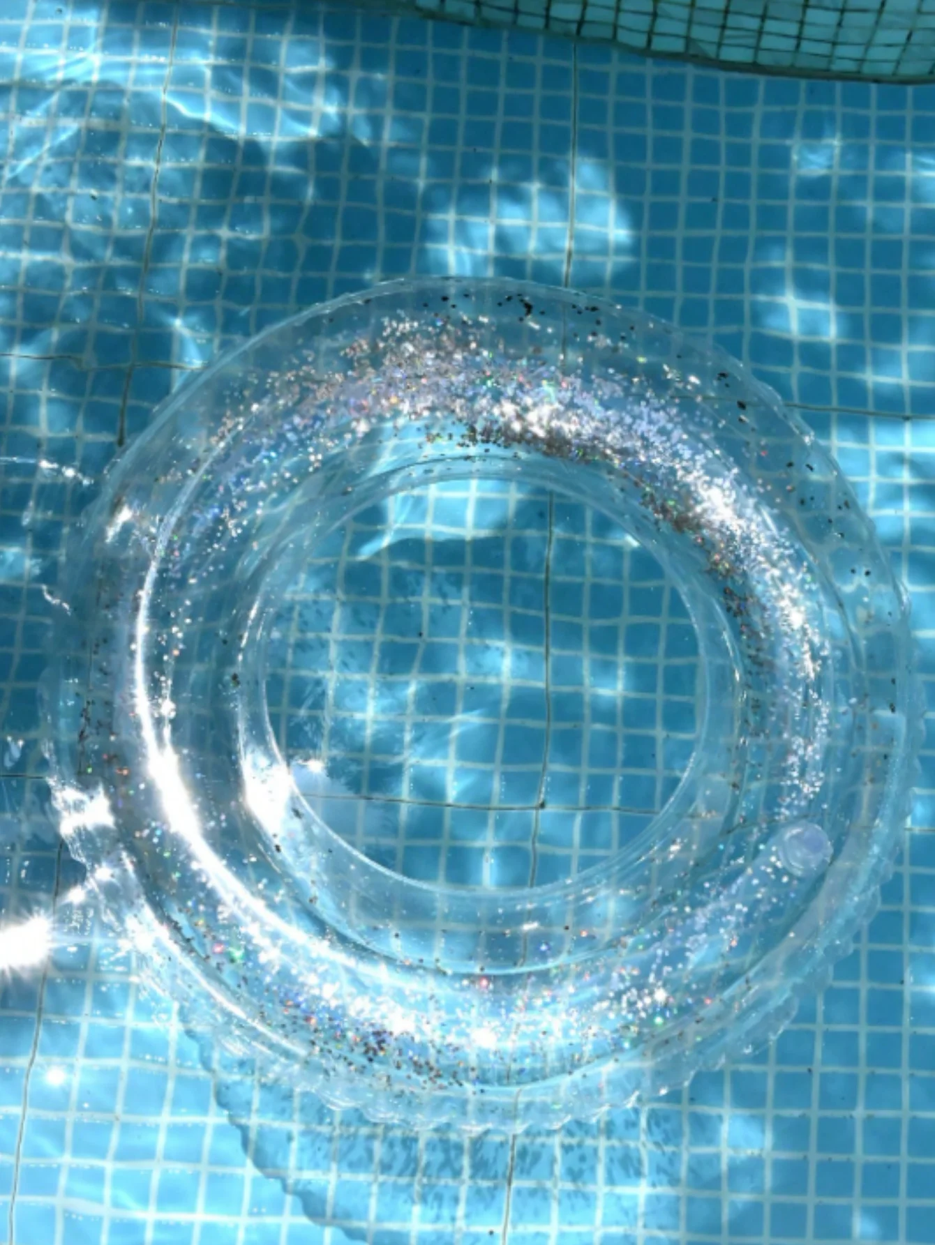 1個の透明なスパンコールで装飾された浮き輪、プールやビーチパーティー、リラクゼーションに最適な夏のギフト