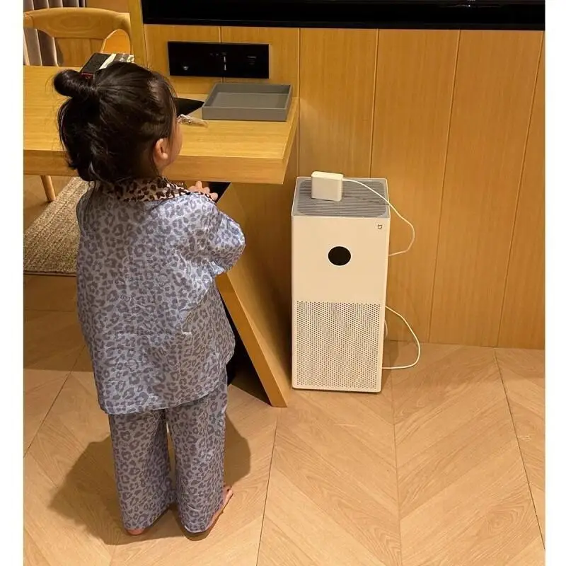 Zestaw piżam dla dziewczynek Sanrio Hello Kitty 2025 Nowa kolekcja jesień-zima, dziecięca odzież domowa z kreskówkowym motywem, rozpinany kardigan z kołnierzykiem, urocze piżamy dla dzieci.