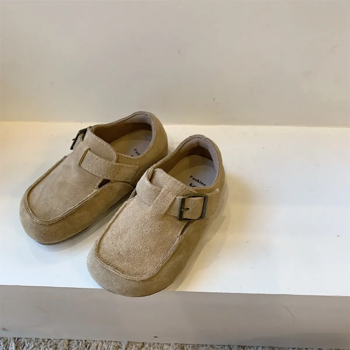 Zapatos planos para niños, zapatos informales con hebilla, punta redonda, estilo británico, versátiles, transpirables, zapatos de gamuza Unisex para niños