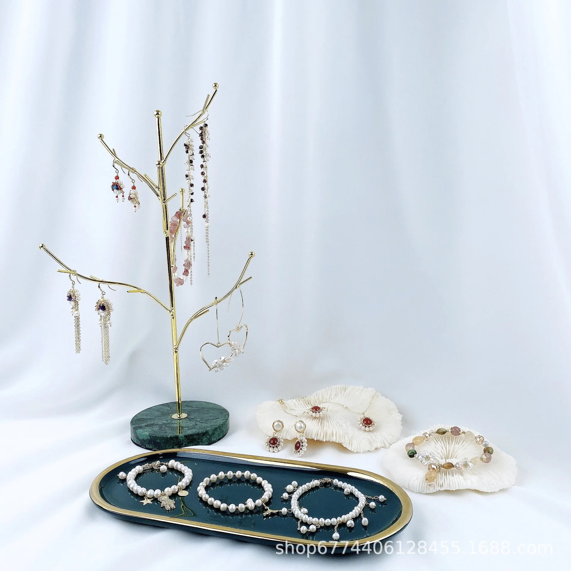 

Spot marble base with 14 k gold plating deep-sea coral sea chrysanthemum branches green jewelry trays