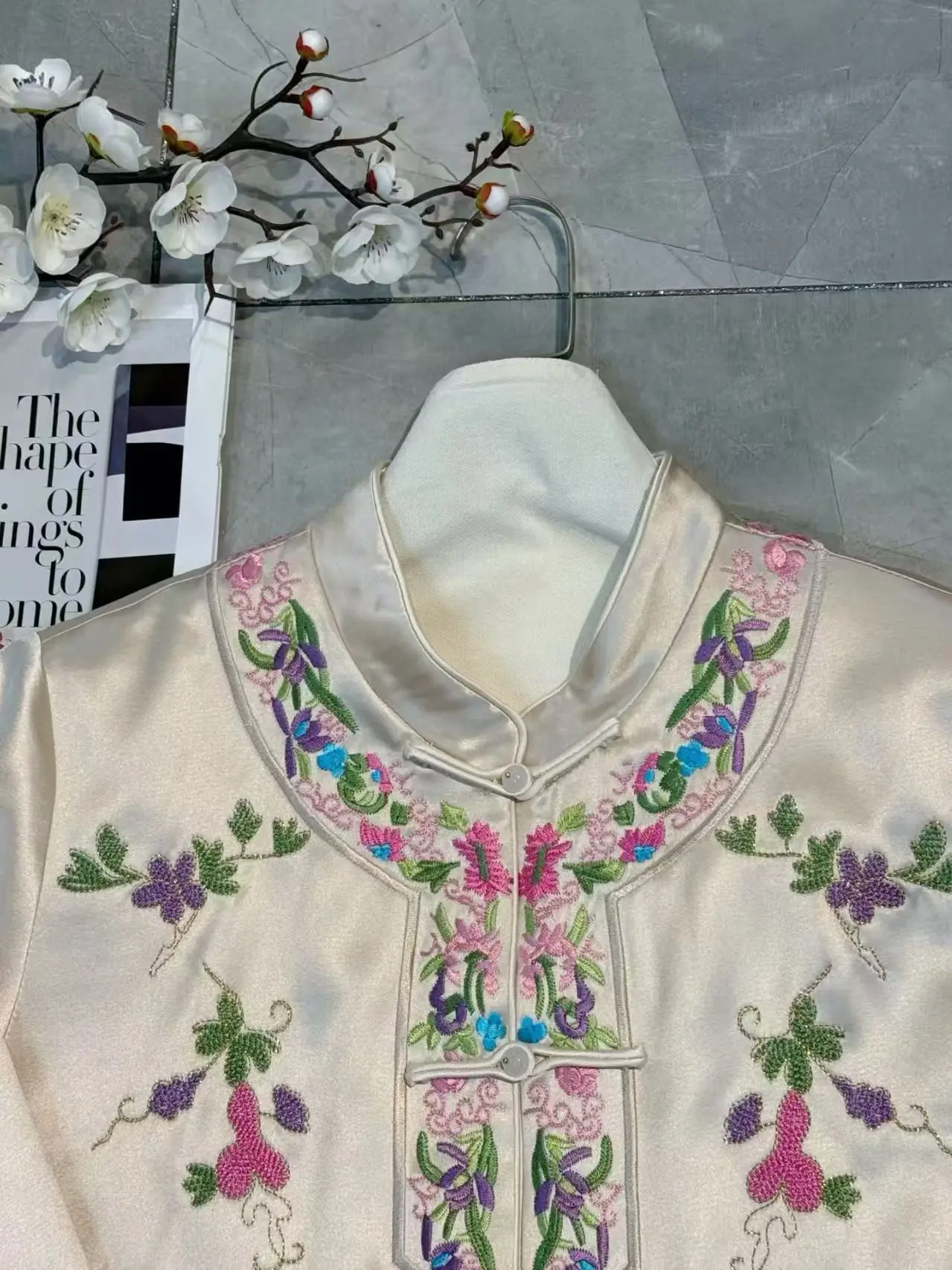 خريف شتاء جديد الوقوف طوق الصينية اليدوية زر خلات النسيج المطرزة زهرة صغيرة أنيقة المرأة سترة قطن