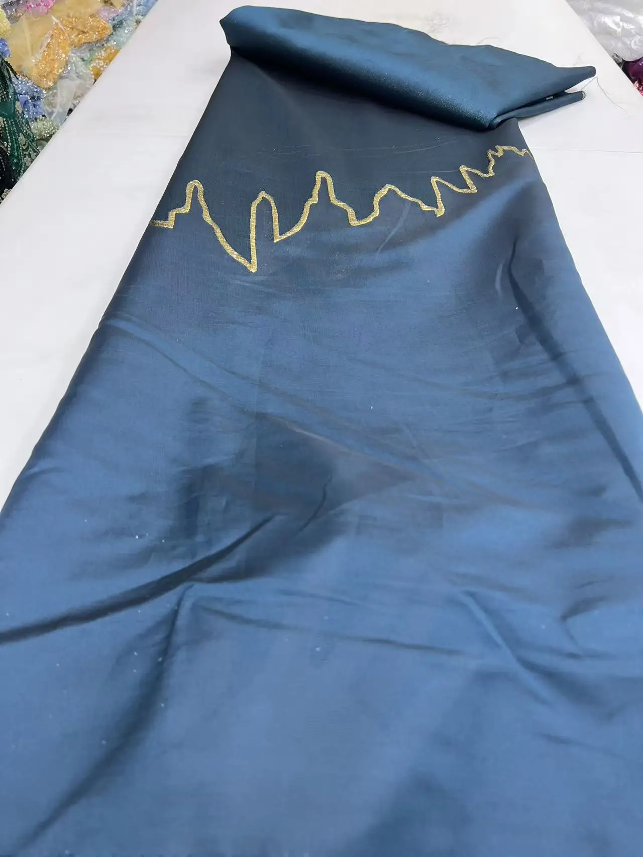Tessuto di pizzo jacquard africano di lusso 2025 Nuovo tessuto di pizzo broccato nigeriano per abiti da donna da ballo di sera da sposa