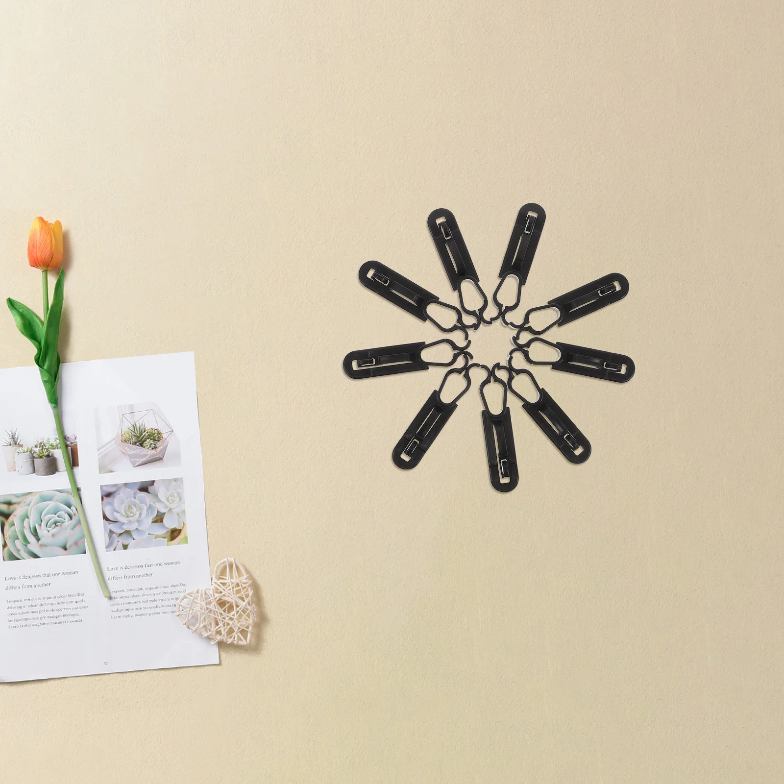 

50Pcs Christmas Light Clips Plastic Outdoor Hooks Gutter Clips for Hanging String Lights Holiday Festival Light Hooks