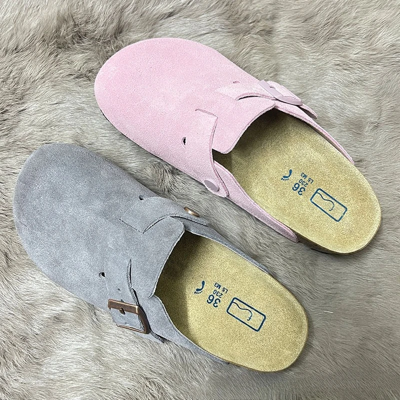 

Этот тапочки унисекс с круглым носком имеет пробковой кожаной подошву с приподнятым дизайном, обеспечивающие комфорт и удобство для носителей.