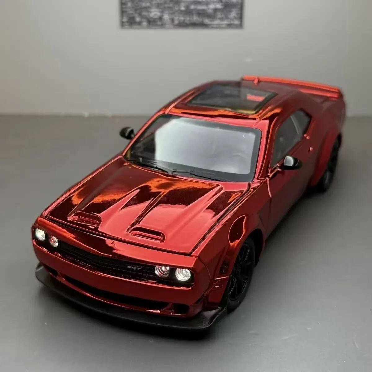 

1:24 Dodge Challenger SRT Hellcat Alloy Electroplating Sports Car Model Metal Racing Car Vehicle Model Sound Light Kids Toy Gift