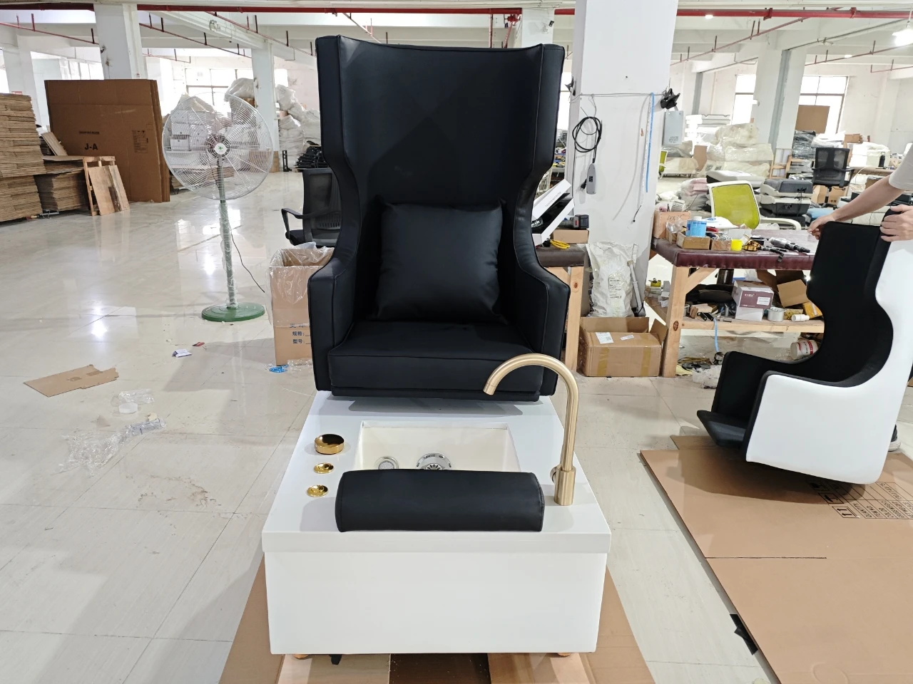 Modern Luxury Professional Electric Massage Nail Salon Nail Pedicure Chair Adjustable Seat Back Tubular Jet