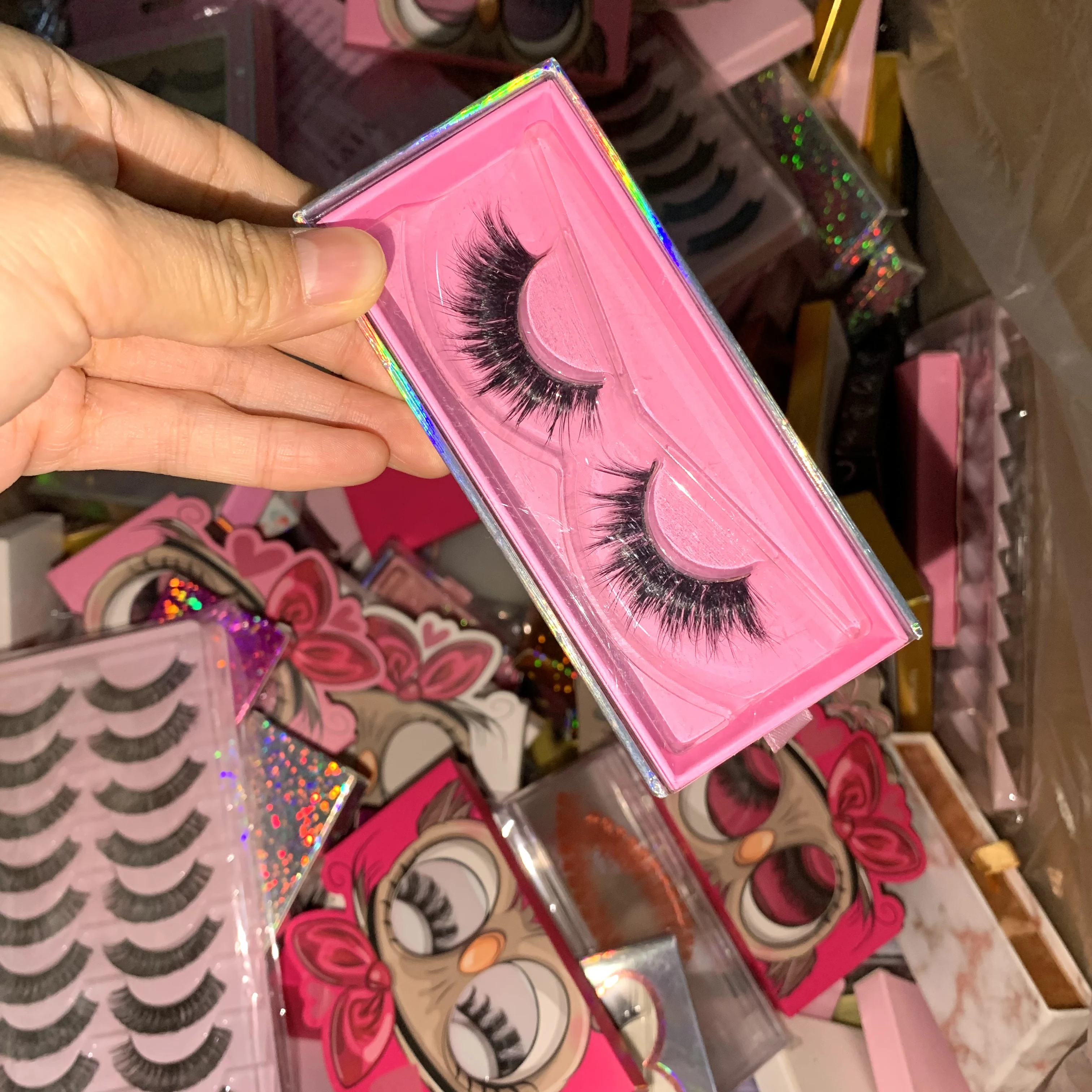 Pudełka Mystery Lashes, zawierają losowo sztuczne rzęsy, rzęsy w paski, rzęsy w klastry i narzędzia