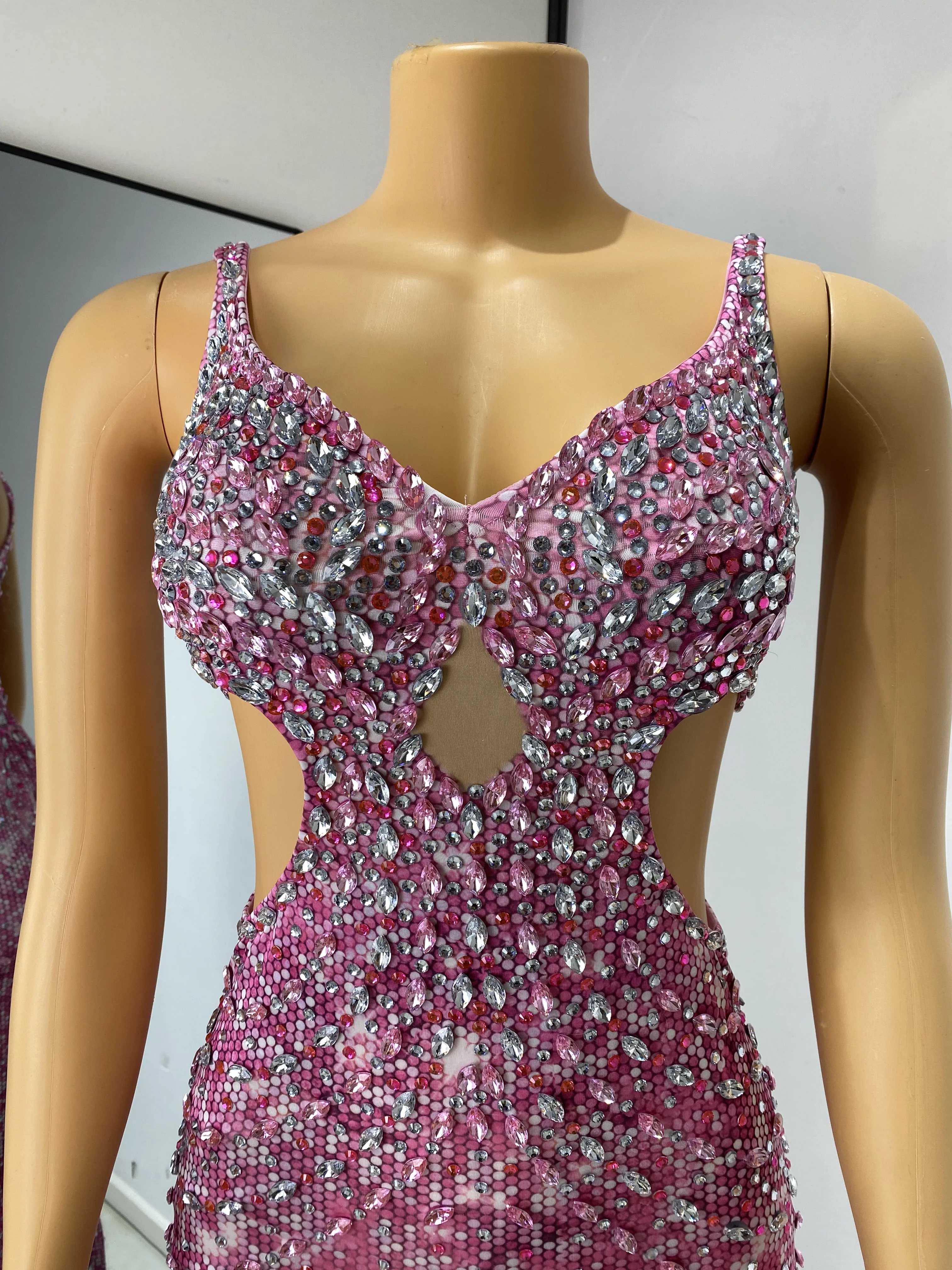 Frauen Luxus Rosa Sparkly Strass Gedruckt Cut Out V-ausschnitt Bodycon Langes Kleid Ein Stück Promi Abend Party Gala Kleider
