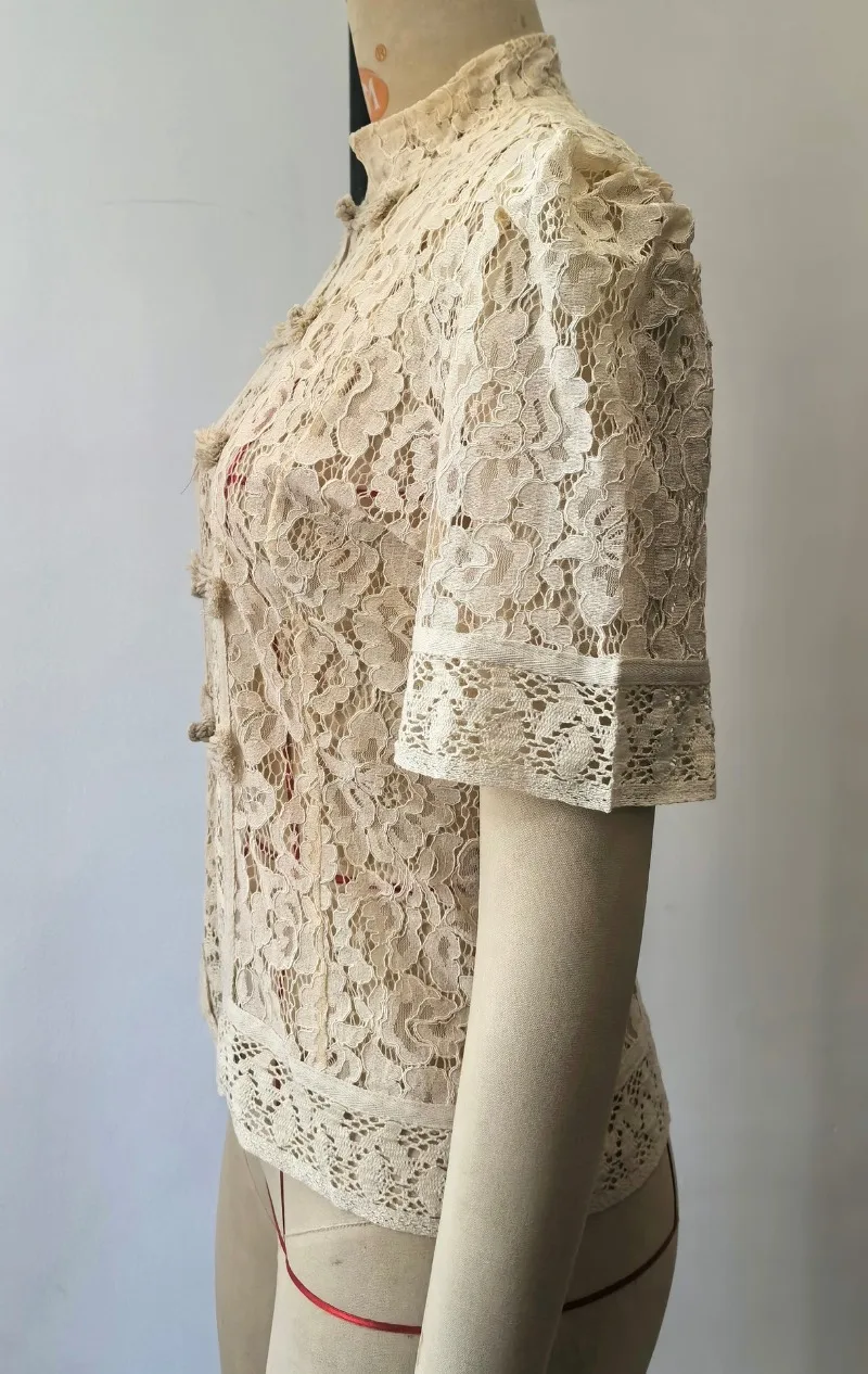 Elegante Sommer-Damenbluse mit Blumenmuster und Spitze, Stehkragen, Puffärmeln, Schlanke Passform, Einfarbig Schwarz Weiß, Tägliche Büro- und Freizeitkleidung für Frauen – Detail 6