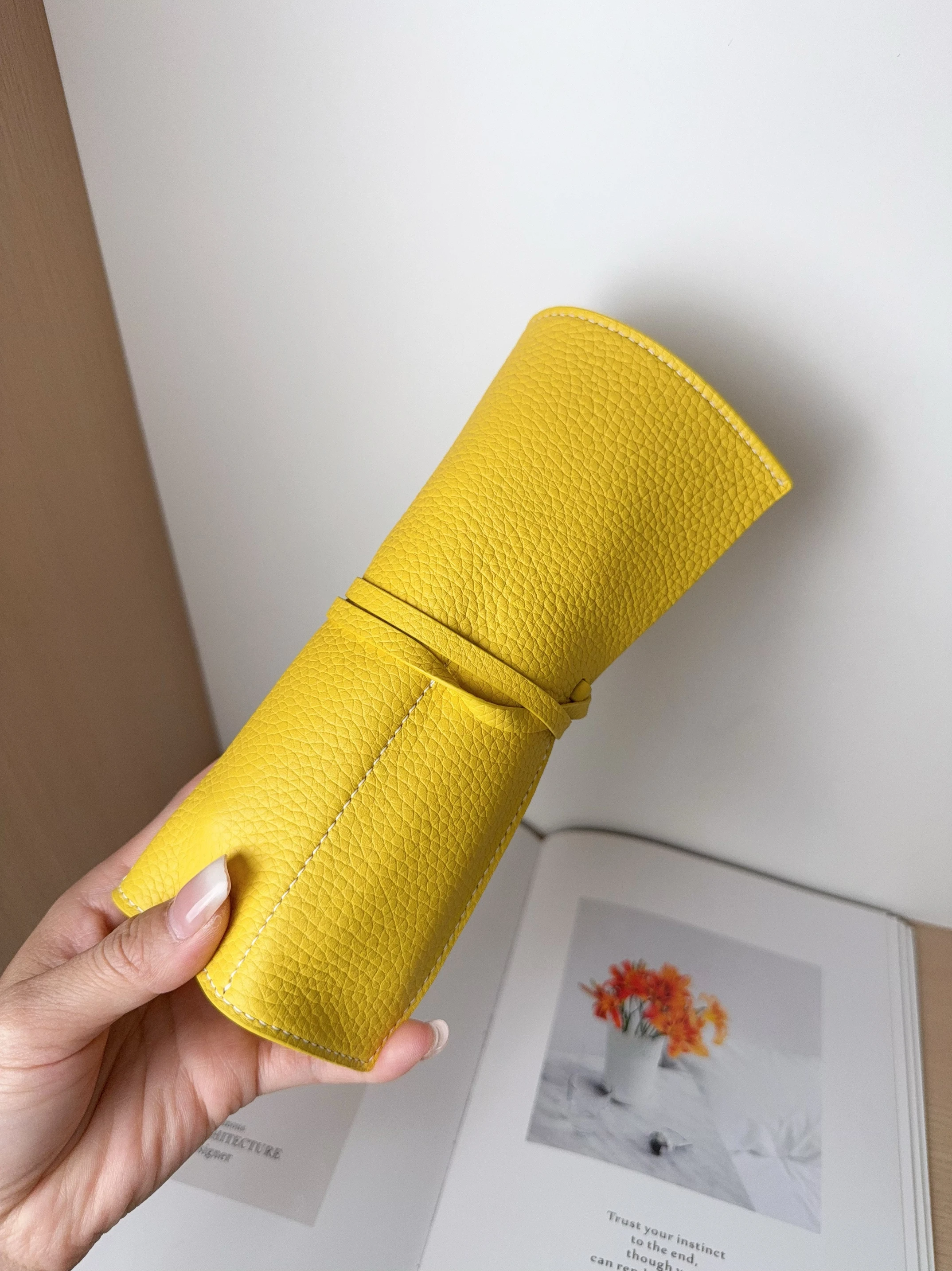 

Portable Travel Luxury Leather eup Bru Roll Bag First Layer Cowhide Dustproof Storage Small Bag for Personal Use