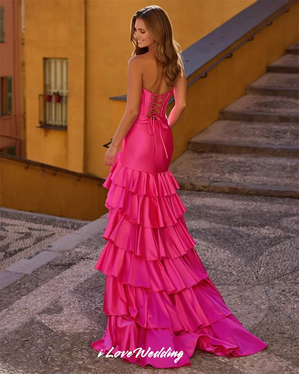 Розовые милые вечерние платья 2025: атласные плиссированные платья без рукавов с открытой спиной и разрезом по бокам, многоуровневые свадебные платья по индивидуальному заказу