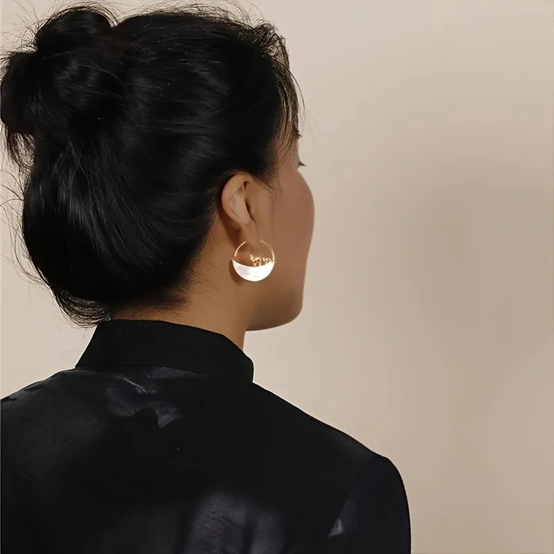 

Classical Jewelry Silk Road Dunhuang White Shell Crescent Shaped Women's Asymmetric Personalized Fashion Retro Earrings