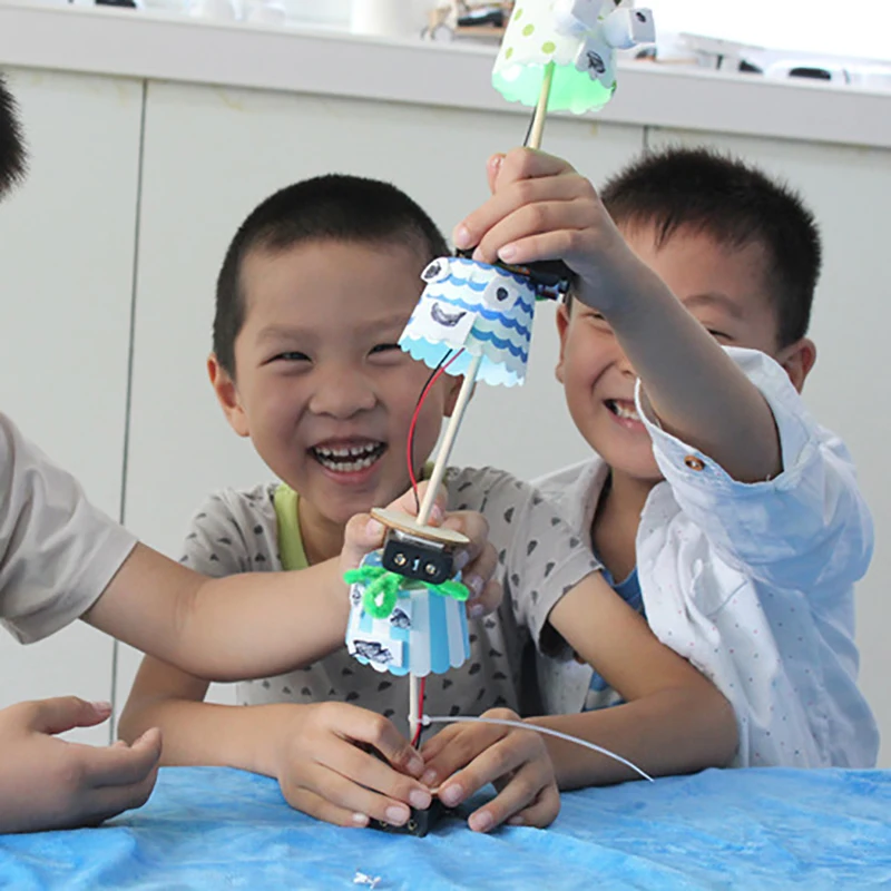 Robot triangular eléctrico de producción pequeña, tecnología casera, paquete de Material de bricolaje para estudiantes de escuela primaria