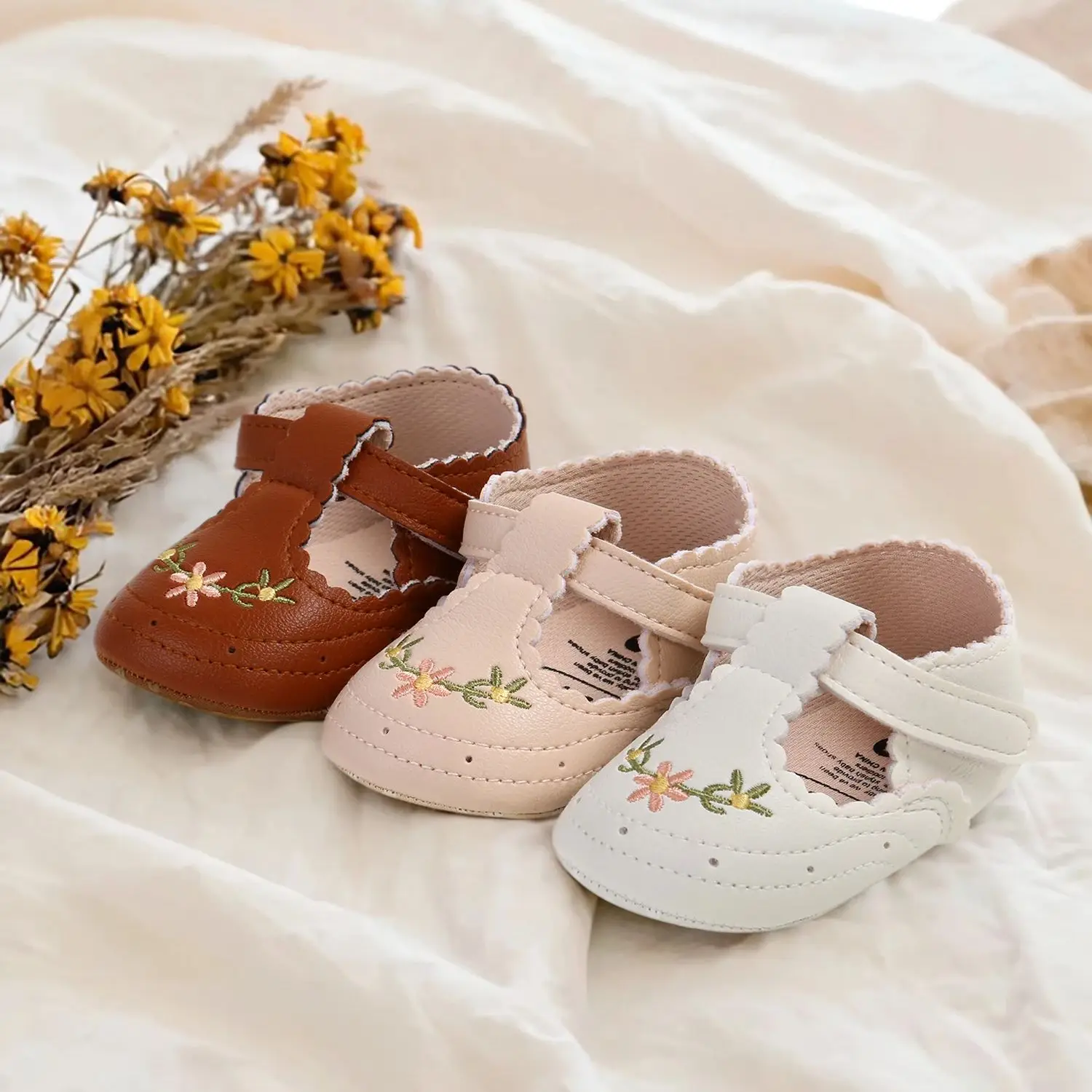 

Soft leather anti slip newborn baby shoes embroidered with spring and autumn new fashion, suitable for babies aged 0-18