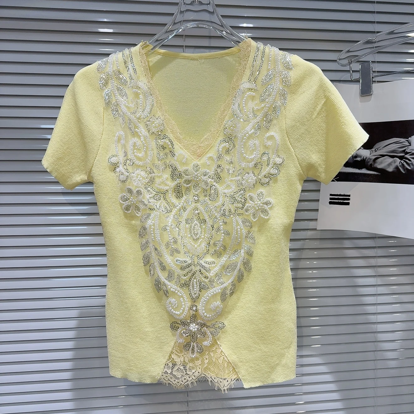 

Heavy Embroidery Lace V-Ne ort Sve Knit Top Summer New Sle Small Fraance Sle Faionable Women's T-irt