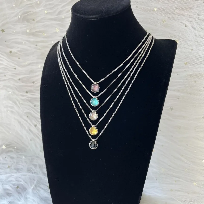 

Маленькое колье-ремешок с подвеской из циркона на четырех крапанах