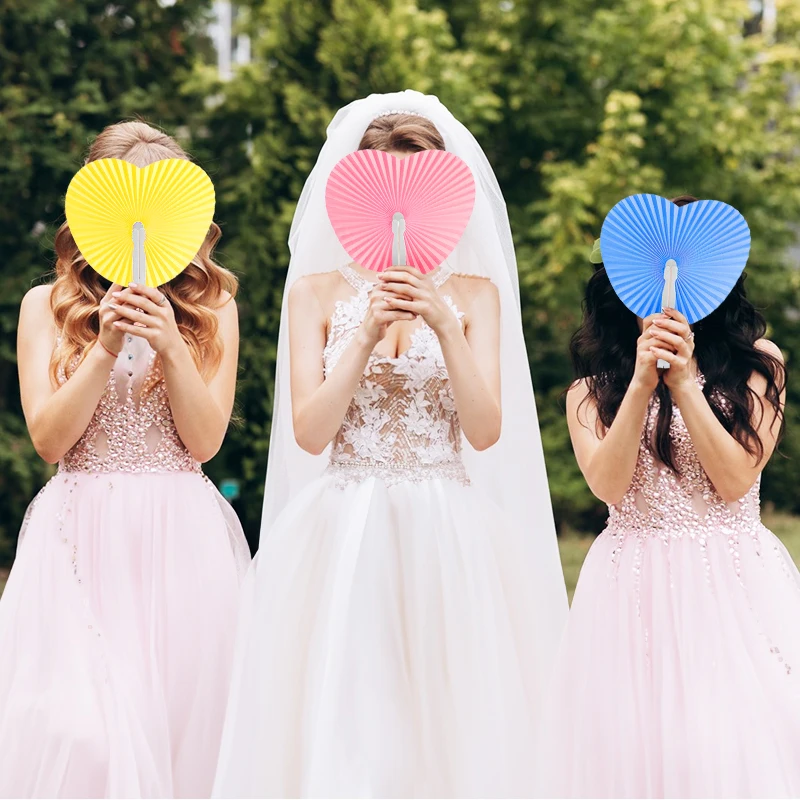 30/60/100 pçs branco coração forma dobrável fãs de papel colorido alça de plástico ventilador de mão para festa de aniversário de casamento favores saco enchimentos