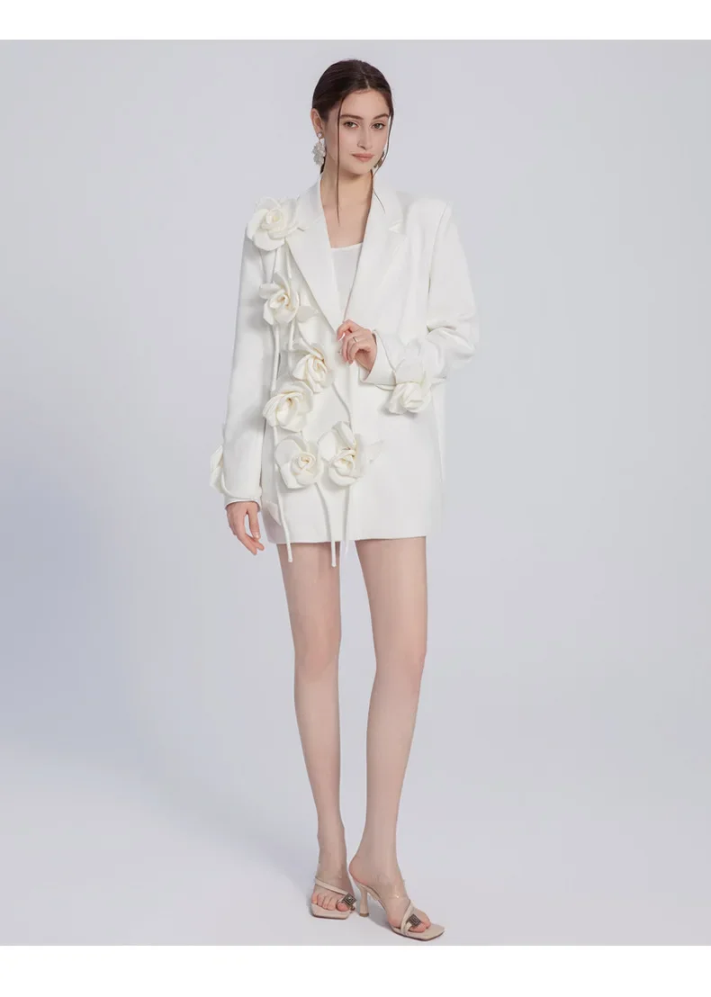 Blazer blanco de moda para mujer, chaqueta de traje de diseño Original de flores tridimensionales, abrigo de traje informal de nicho avanzado de