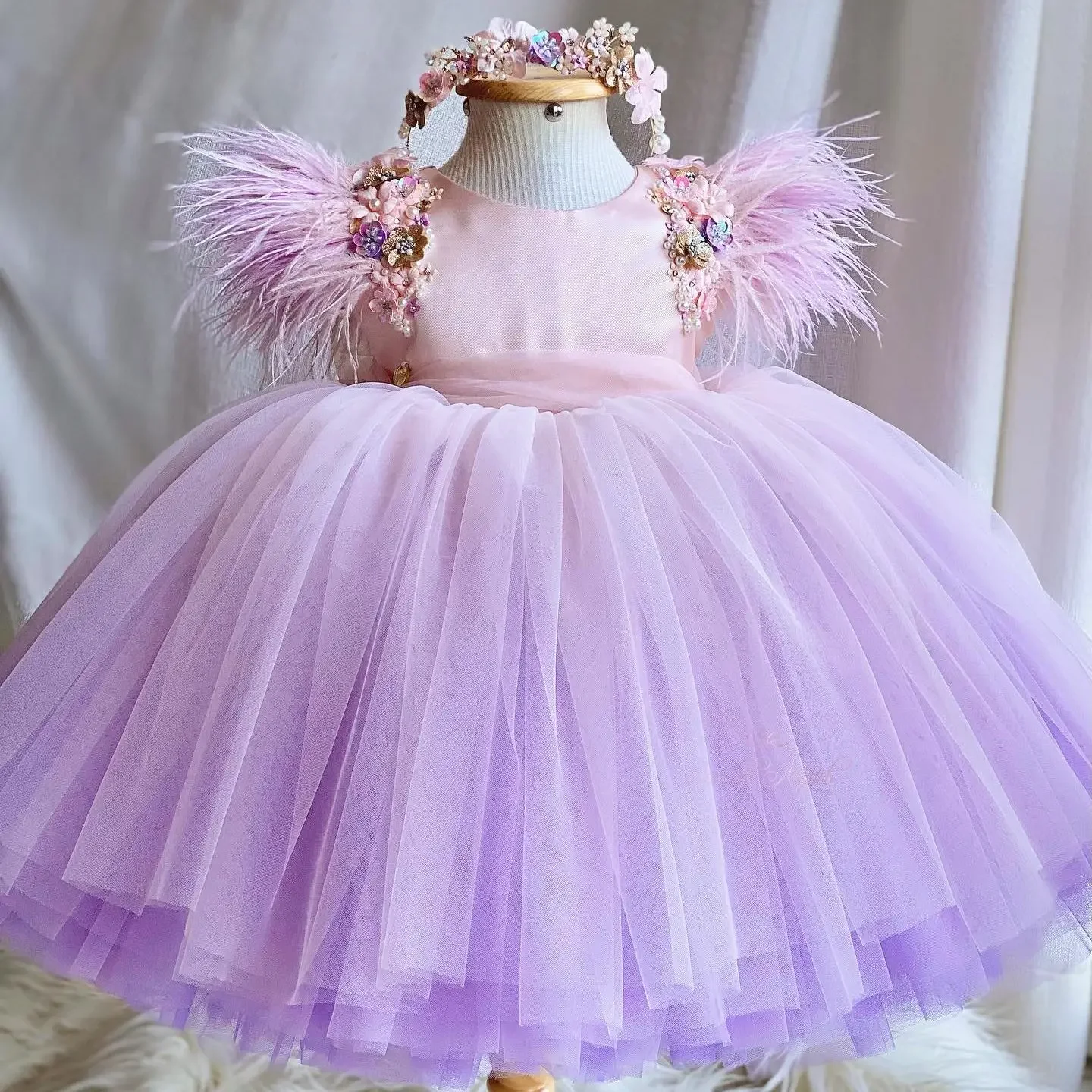 Vestido personalizado de lujo con plumas y flores para niñas, primer cumpleaños, princesa, tul Floral con cuentas, Navidad, nuevo vestido de baile, sesión de fotos