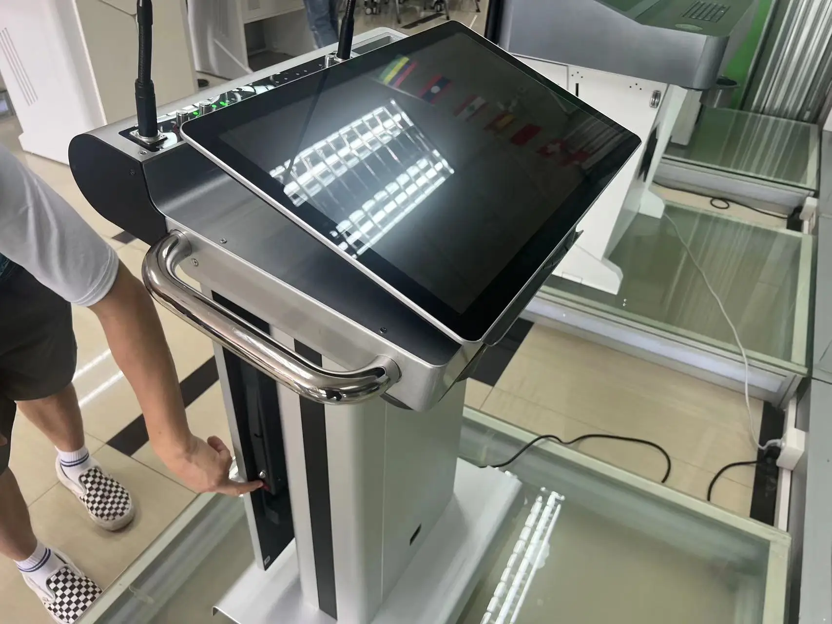 2023 Hot Selling LCD Screen, Automatic Lifting Conference Podium