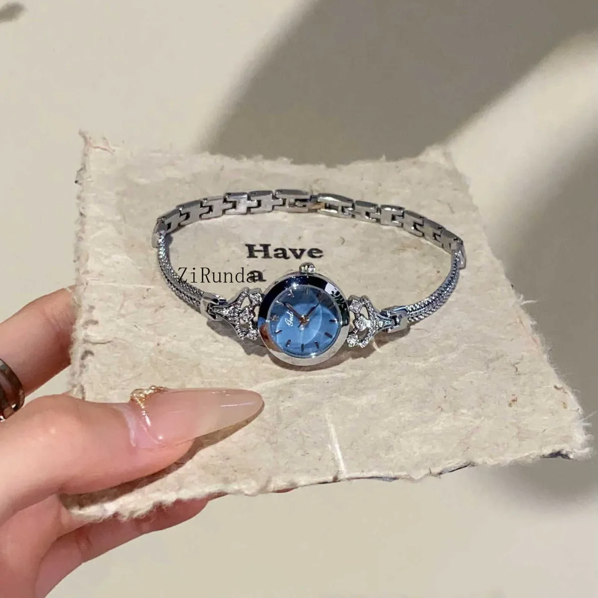 ساعة سوار ساعة نسائية صغيرة رائعة ذات قيمة عالية وخفيفة الوزن وساعات نسائية فاخرة في مكان العمل