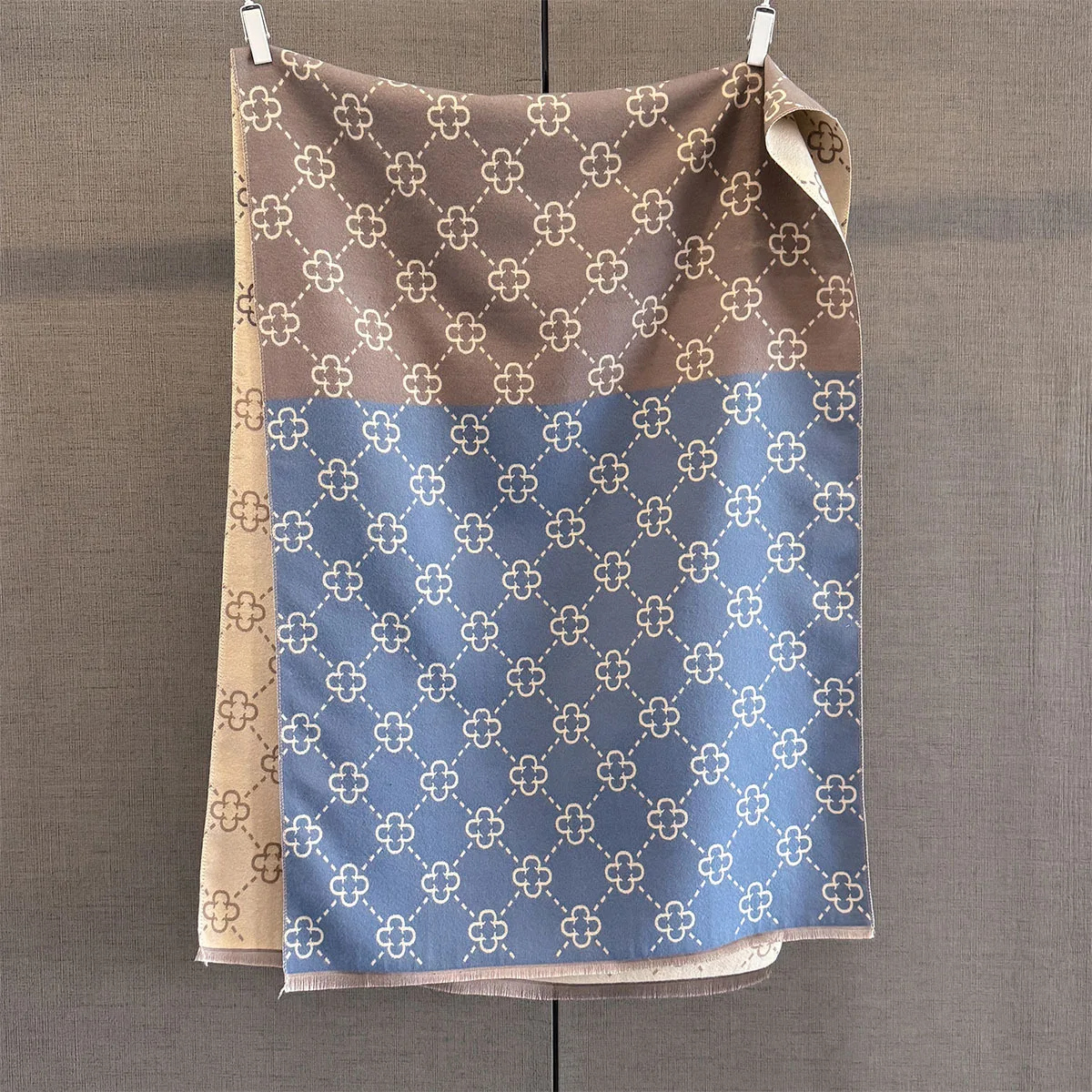 وشاح نسائي فاخر بألوان متباينة بنمط أربع أوراق للتدفئة في الشتاء وشاح متعدد الاستخدامات على الطراز القديم مع نهاية عالية