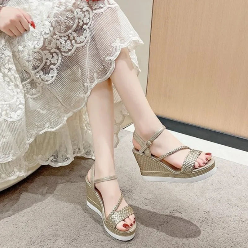 

Новые летние сандалии на танкетке 2026 года: модные повседневные туфли на платформе для женщин, сандалии на высоком каблуке