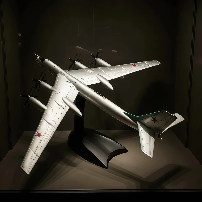 amercom-tu95-bear-bomber-model-1-200-scale-soviet-russian-finished-alloy-desktop-decoration-for-military-collectors-ages-14