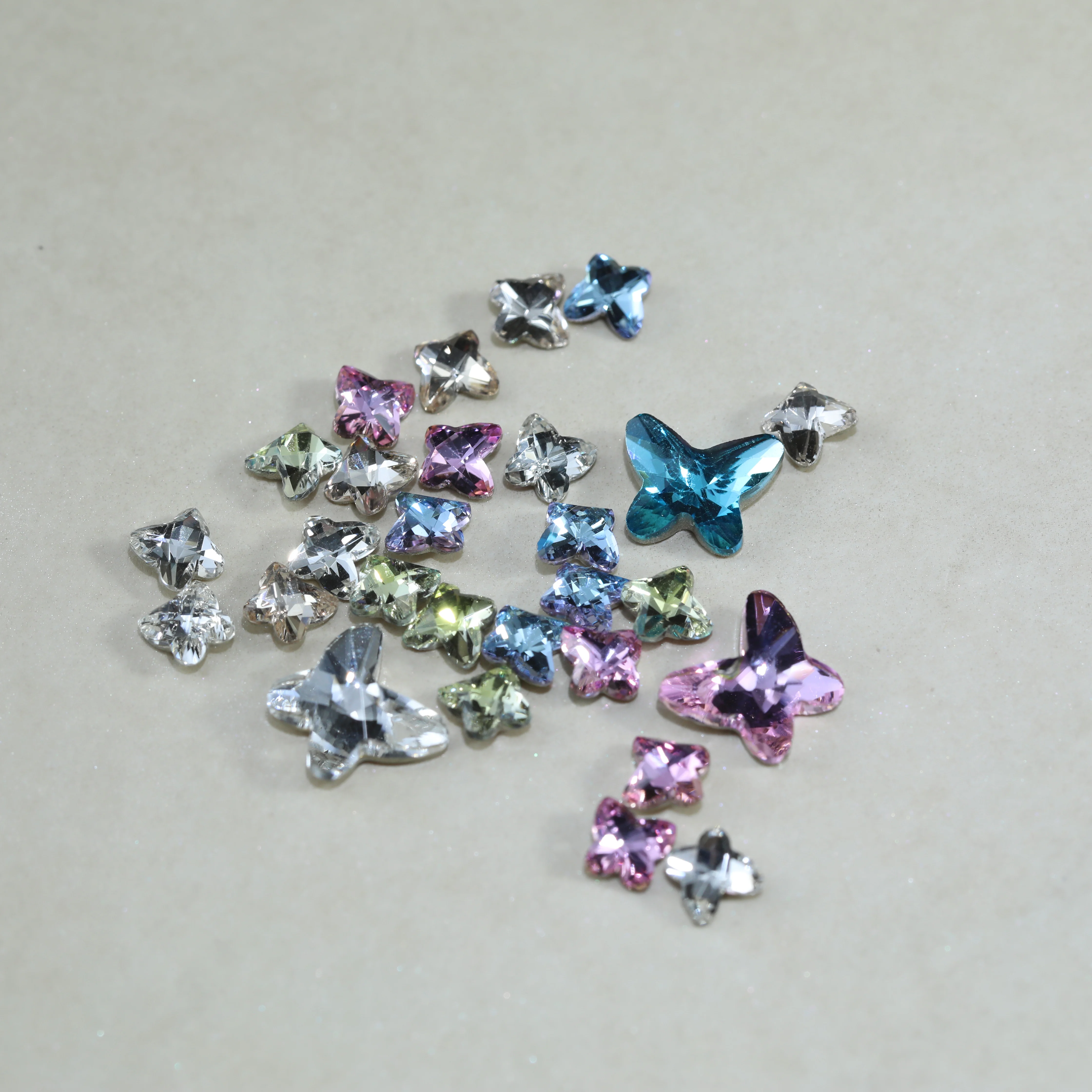 Glänzende Kristall-Schmetterlinge mit flacher Rückseite und abgeschrägten Kanten, Plus-Serie Strasssteine, DIY-Bastelzubehör für Nagelkunst, Taschen und Hochzeitskleider – Detail 4