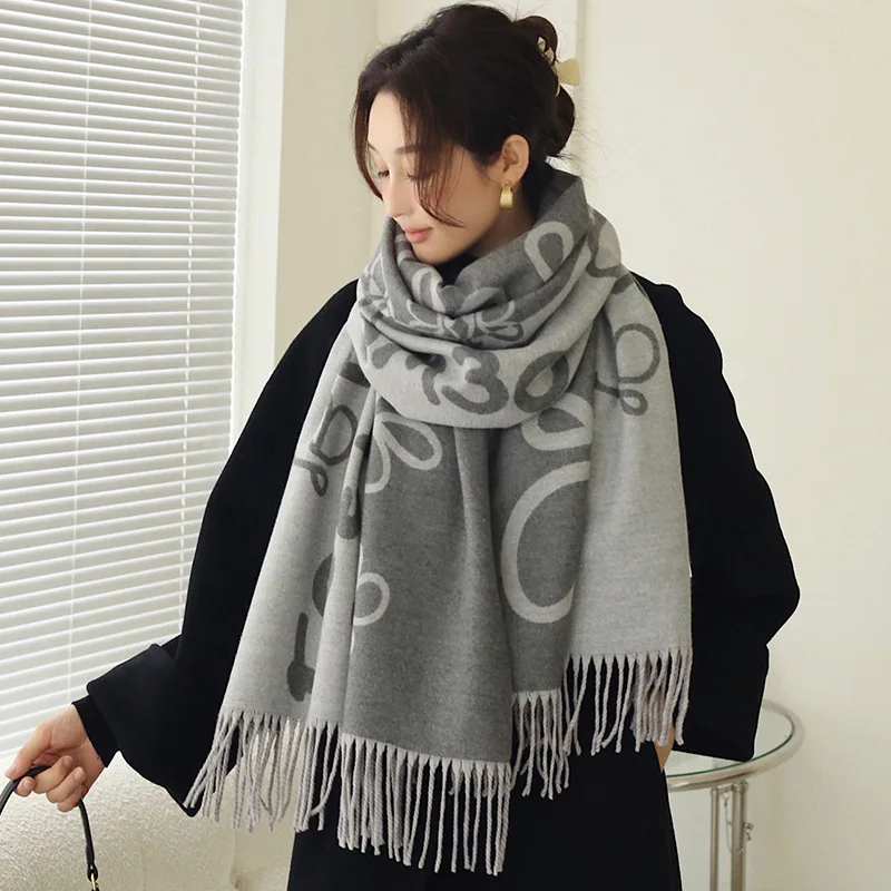 Stylish, warm, soft, and comfortable double-sided scarf, perfect for autumn and winter.