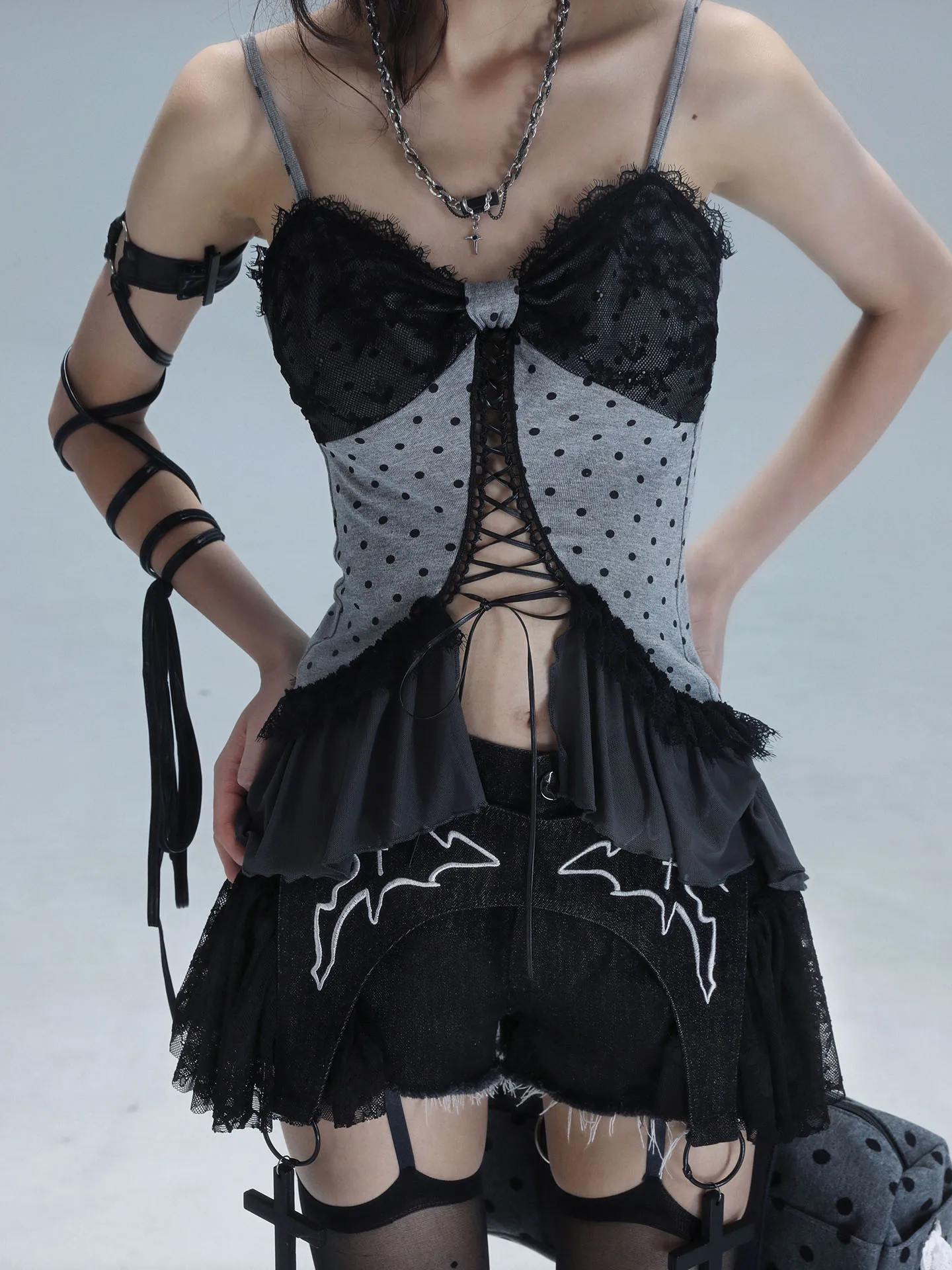 Wsw Origin Design Pantaloncini di jeans lavati patchwork di pizzo Stampa gotica Jeans corti incrociati asimmetrici neri Gonna corta ricamata punk