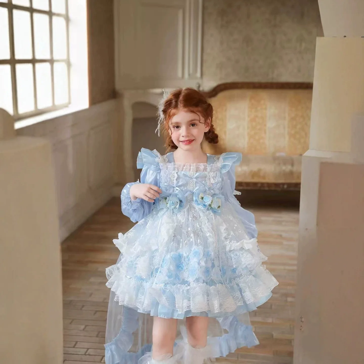 Hellblaues Mädchen-Lolita-Kleid mit Blumenmuster und Spitze, Kinderkleid mit Puffärmeln und Rüschenrock, 3D-Blumenverzierung, Prinzessinnenkleid für Geburtstagsfeiern und Fotoshootings – Detail 3