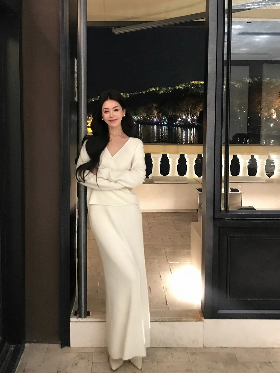 

Elegant Woolen Knitted Long Sleeve V-Neck Dress Loose Fit Single Piece Autumn Winter Fashion for Women in Their Late Twenties