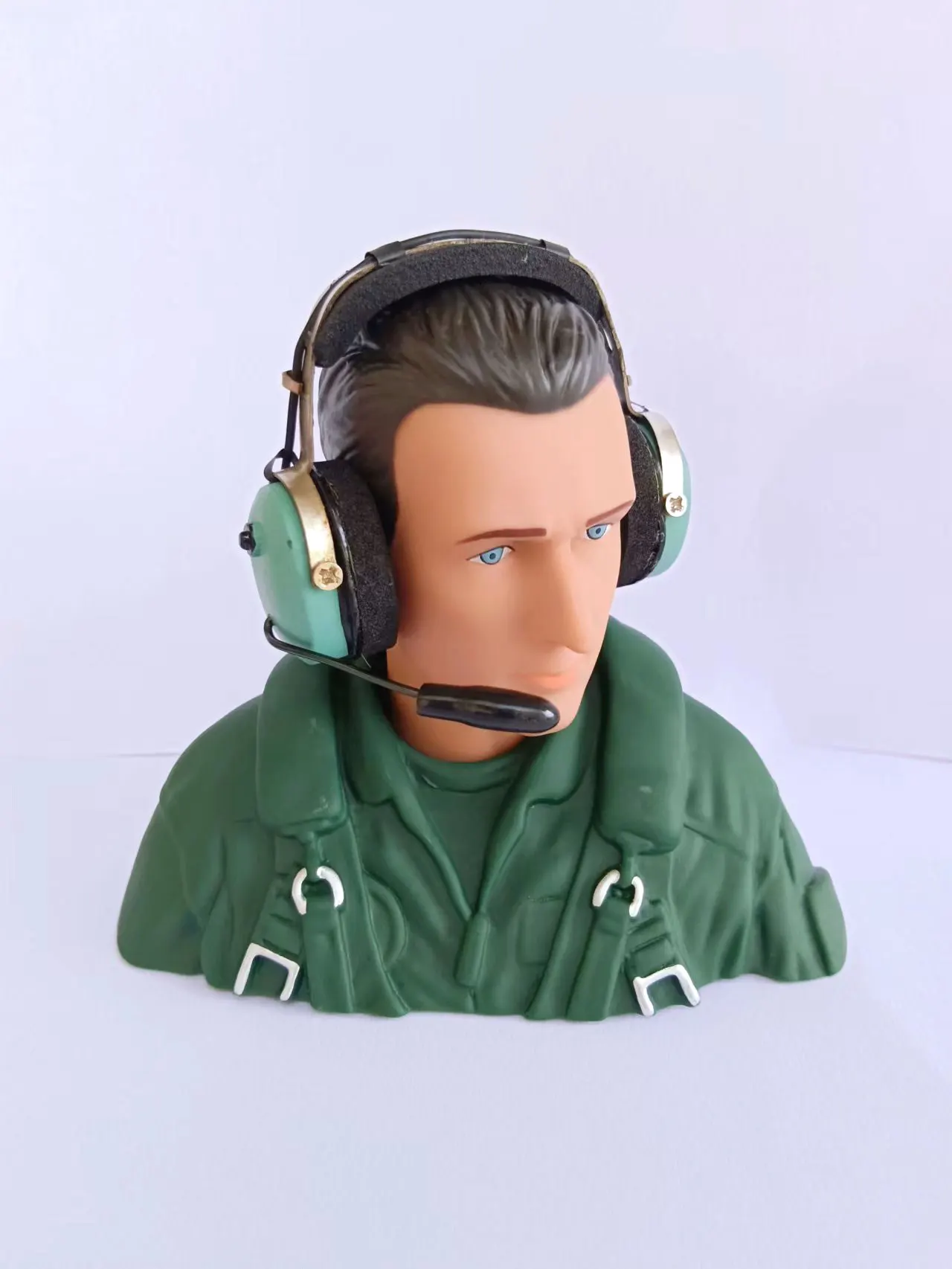 Model plane pilot 1/5-1/4 pilot with movable head and movable headset  Pilot figure