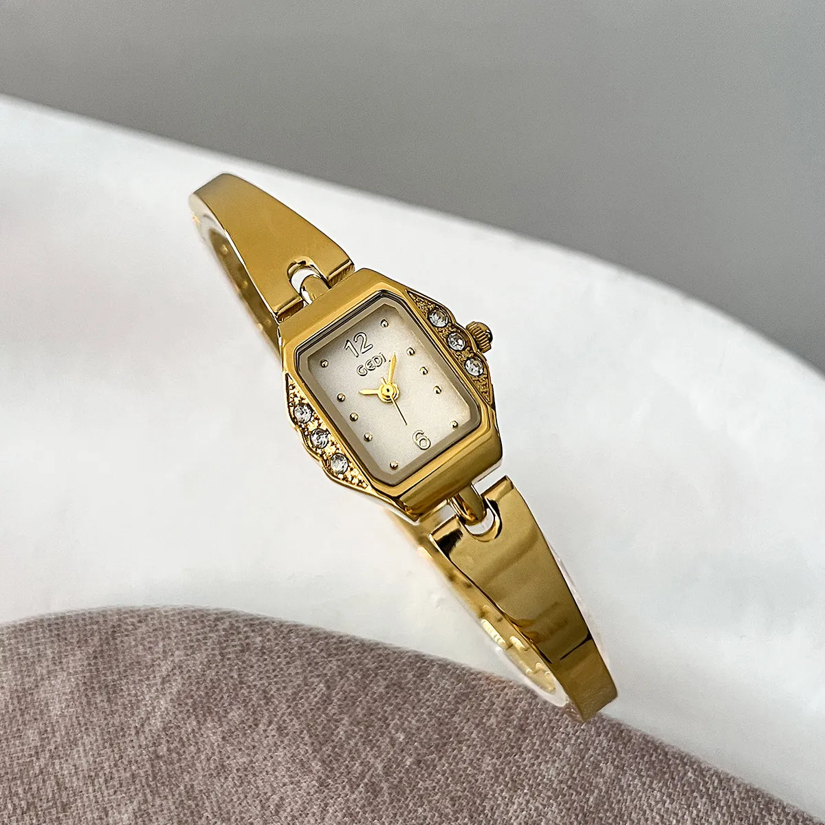 ساعة كوارتز نسائية جديدة ذات وجه مربع، تصميم راقي وبسيط وأنيق، ساعة نسائية متعددة الاستخدامات، هدية عملية للنساء.