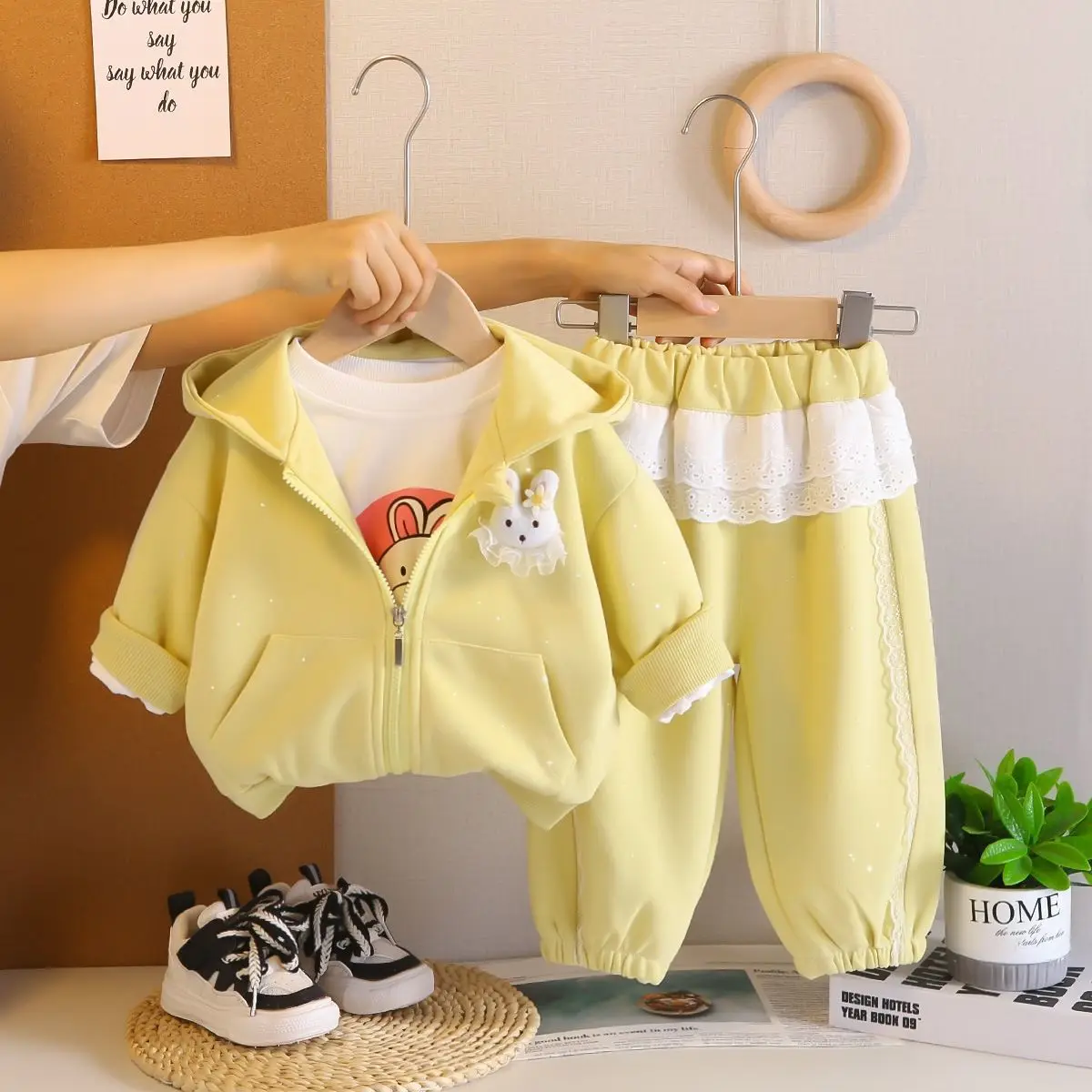 

Spring and Autumn Girls' Three piece Set New Fashionable Baby Children's Casual Hooded Coat+T-shirt+Pants Set