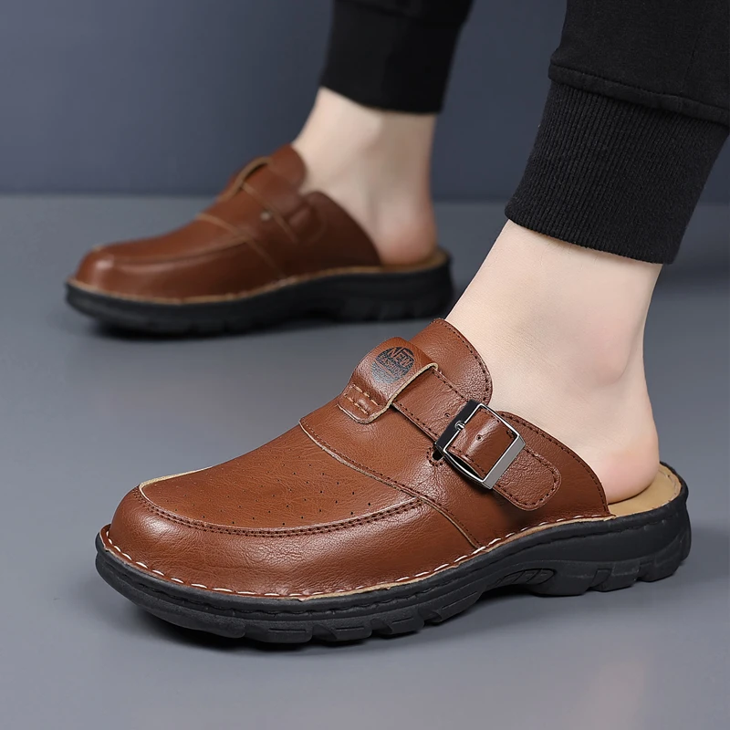 Atmungsaktive, perforierte Clog-Sandalen für Herren mit verstellbarem Schnallenriemen, leichter, bequemer Slip-On-Schuh für Freizeitkleidung und den Innenbereich. – Detail 7