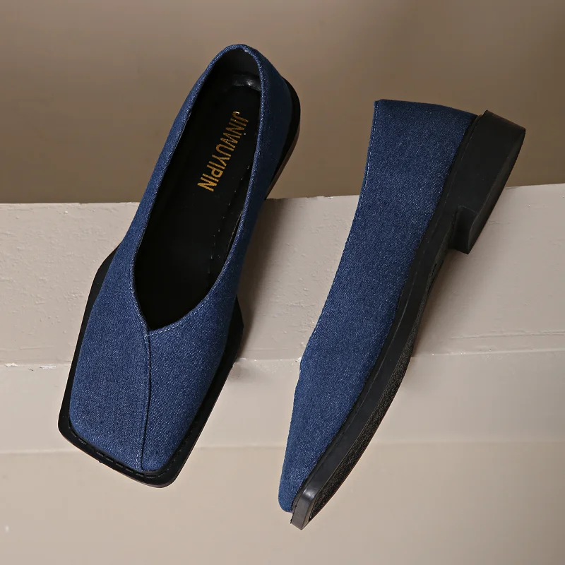 Wygodne damskie buty wsuwane na płaskiej podeszwie - usage example