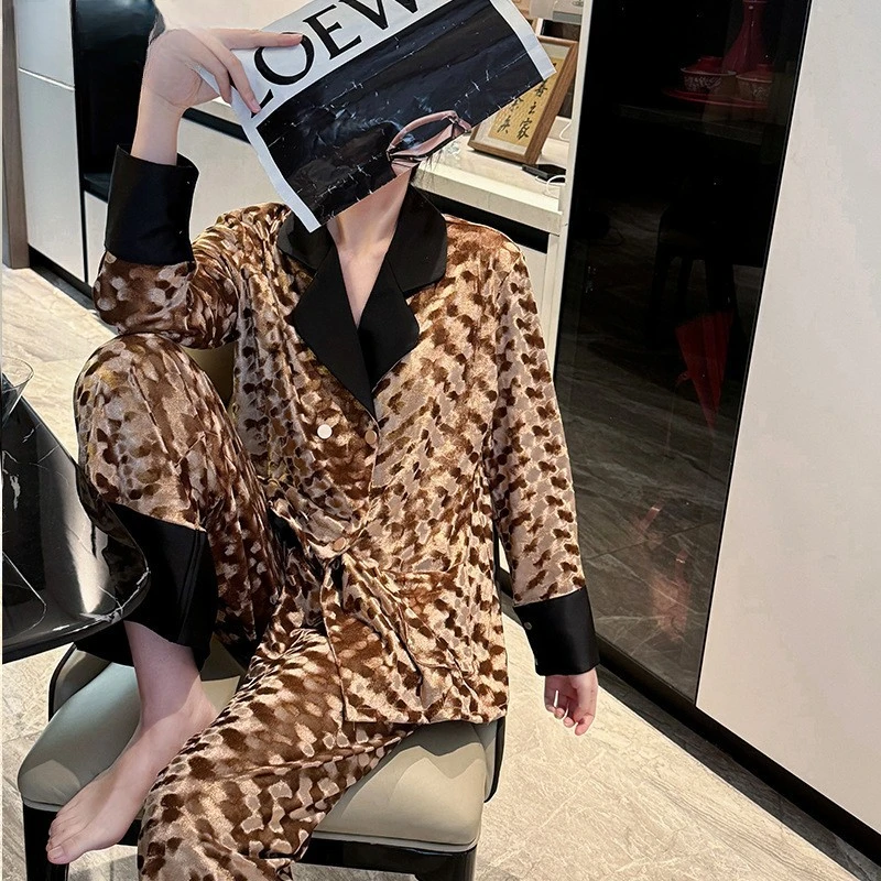 

New Light Luxury Leopard Print Pajamas, Warm and Thickened Velvet Can Be Worn Outside, Loungewear, High-end Long-sleeved Pajamas