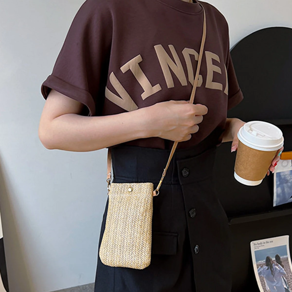 1 Piece Summer Beach Straw Bag, Versatile Shoulder Crossbody Bag for Women, Vertical Style Phone Bag, Woven Straw Coin Purse, Suitable for Use at the Beach, Fashionable and Casual, Trendy, with Magnetic Clasp for Quick and Easy Closure