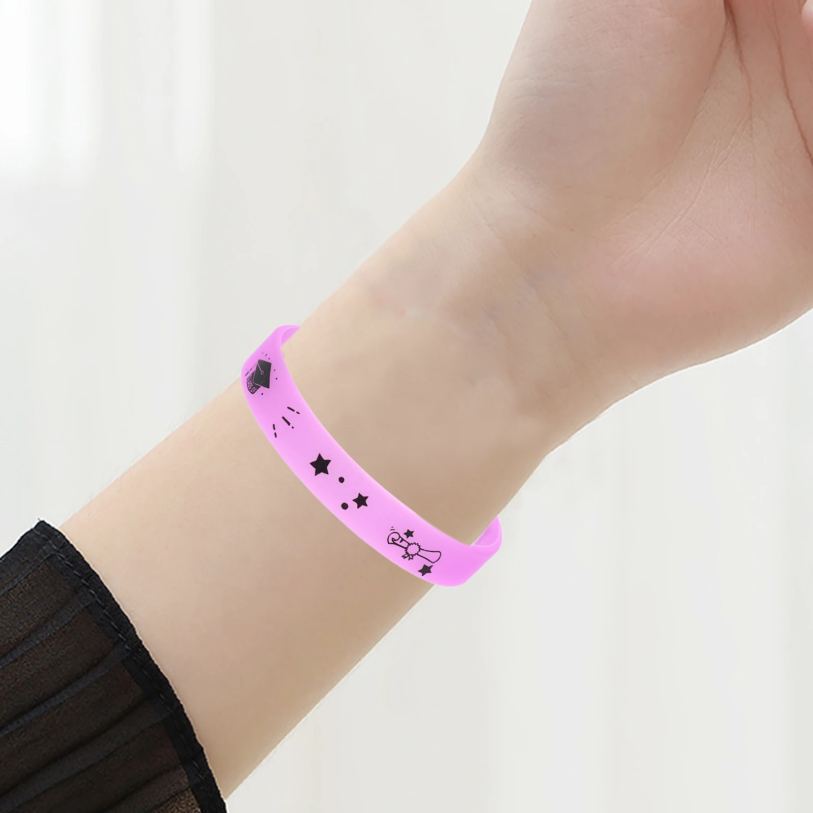 

10Pcs Glow in The Dark Graduation Wristbands Class of 2025 Silicone Bracelets Luminous Party Supplies Graduation Event Favors