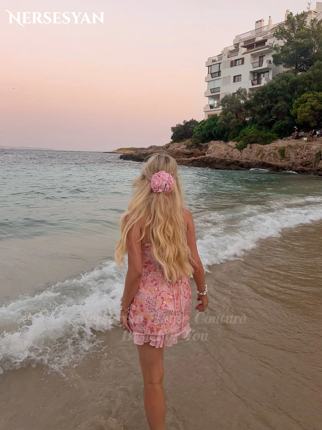 Nersesyan robes de bal à paillettes colorées paillettes épaules dénudées Mini robe de retour volants robes de soirée de Cocktail 2025 personnalisé