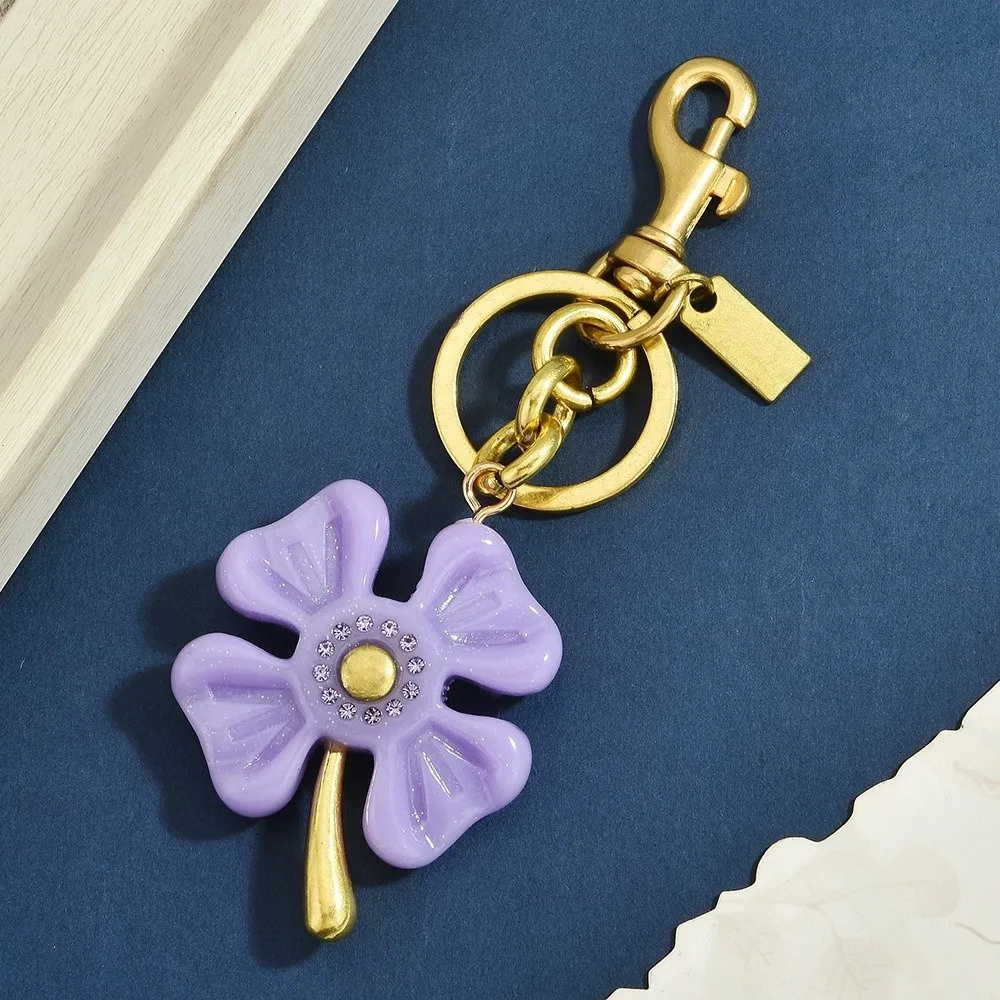 New Retro Four-leaf Clover Keychain Exquisite Creative Flower Keychain Pendant Multifunctional Pretty Purse Charm Gift