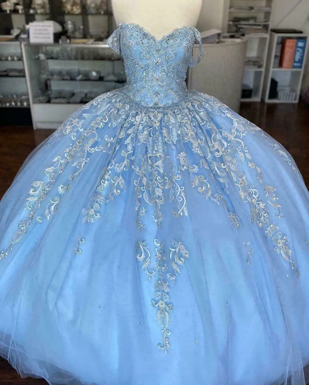 Schillerndes hellblaues rücken freies langes Quinceanera-Kleid Ballkleid süß mit Zug party ärmelloser Tüll Vestido de Noche jährlich