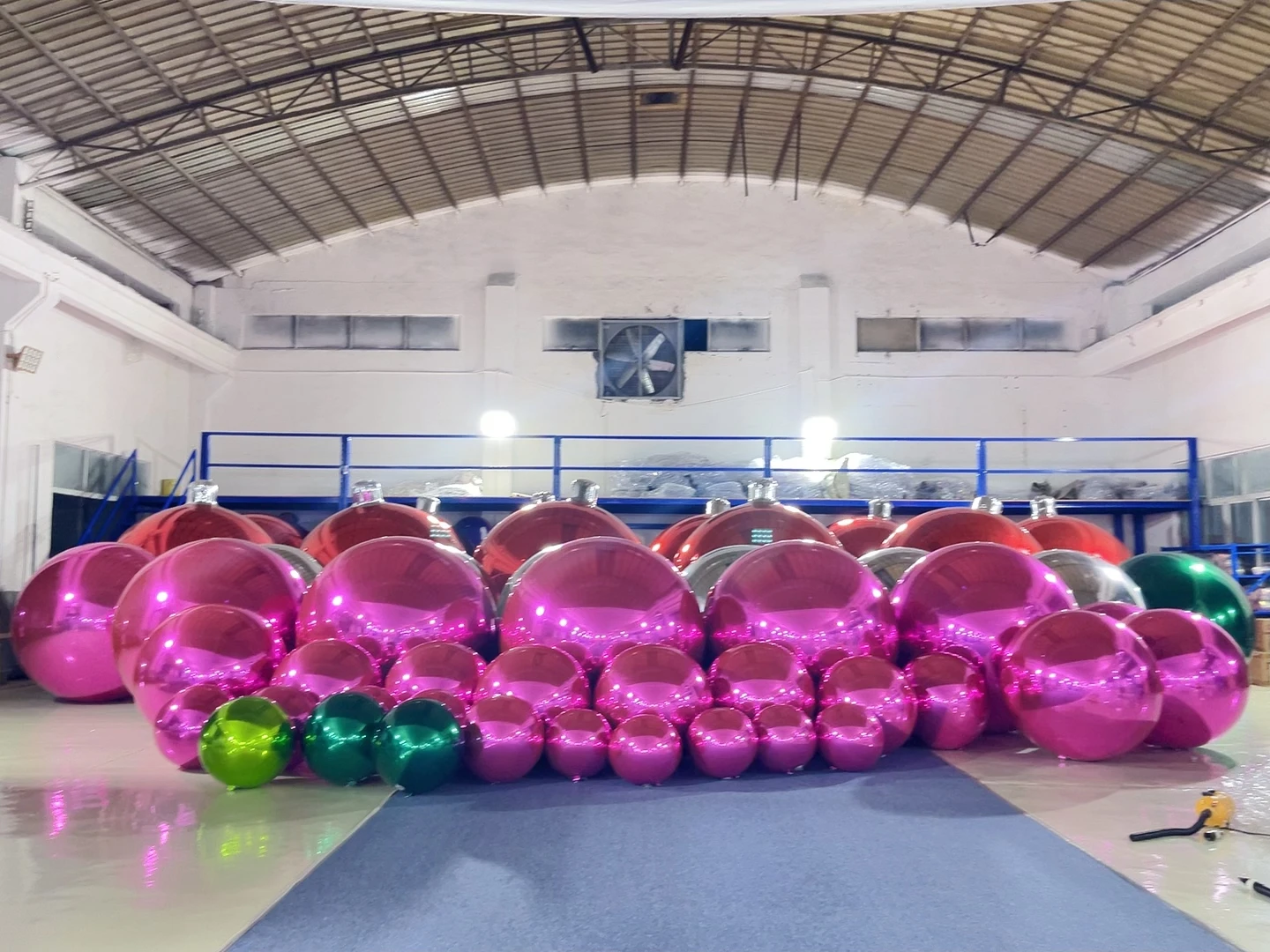 الأرجواني نفخ كرة مرآة العملاق مرآة بالون بولي كلوريد الفينيل ديسو المجال مختومة كرات لامعة لحفل الزفاف زينة للسقف