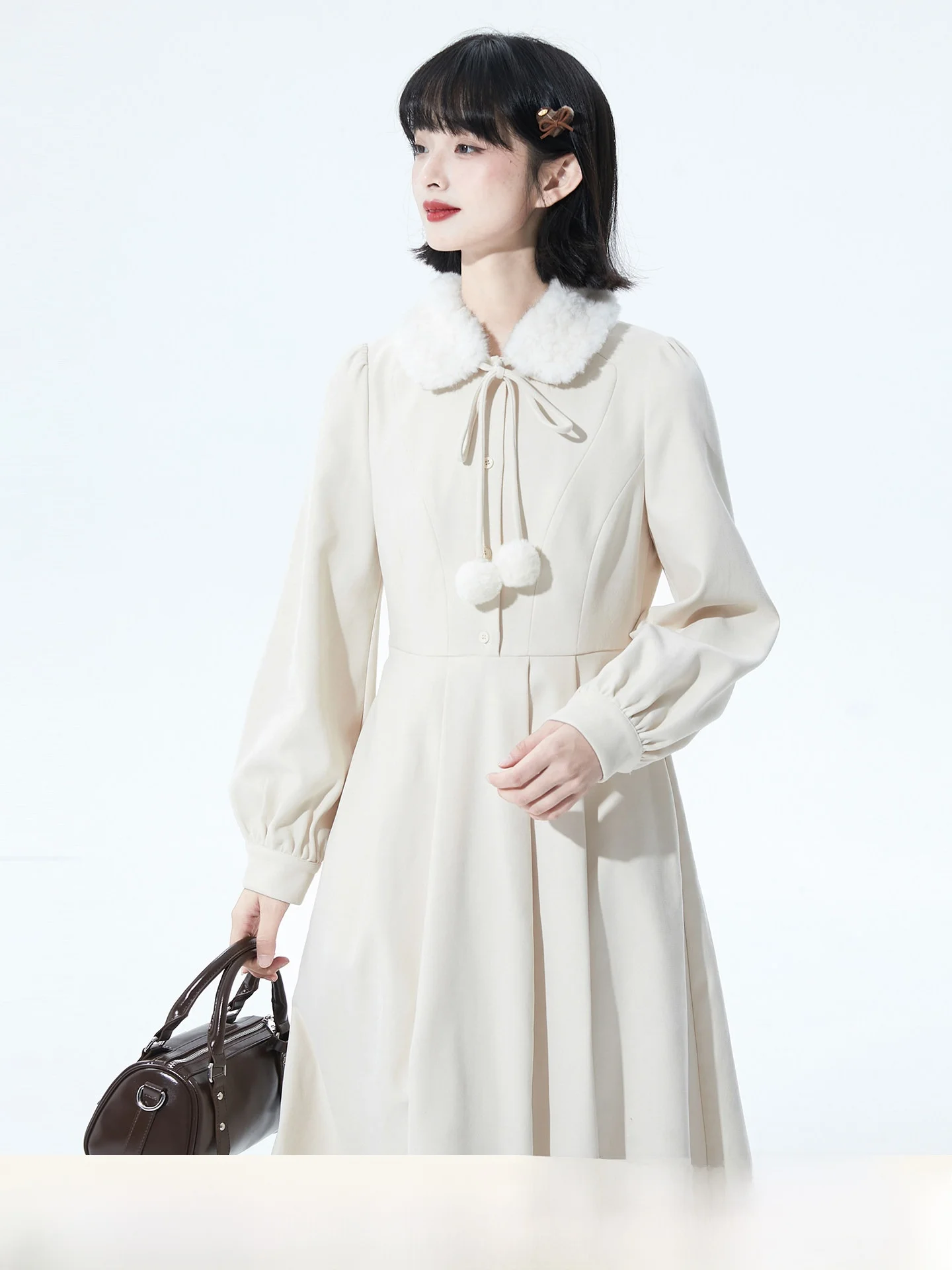 

Мягкая, нежная, оригинальная дизайнерская юбка А-силуэта с отстегивающимся меховым воротником и бархатными шариками, приталенная, зимняя, с длинными рукавами, из полиэстера