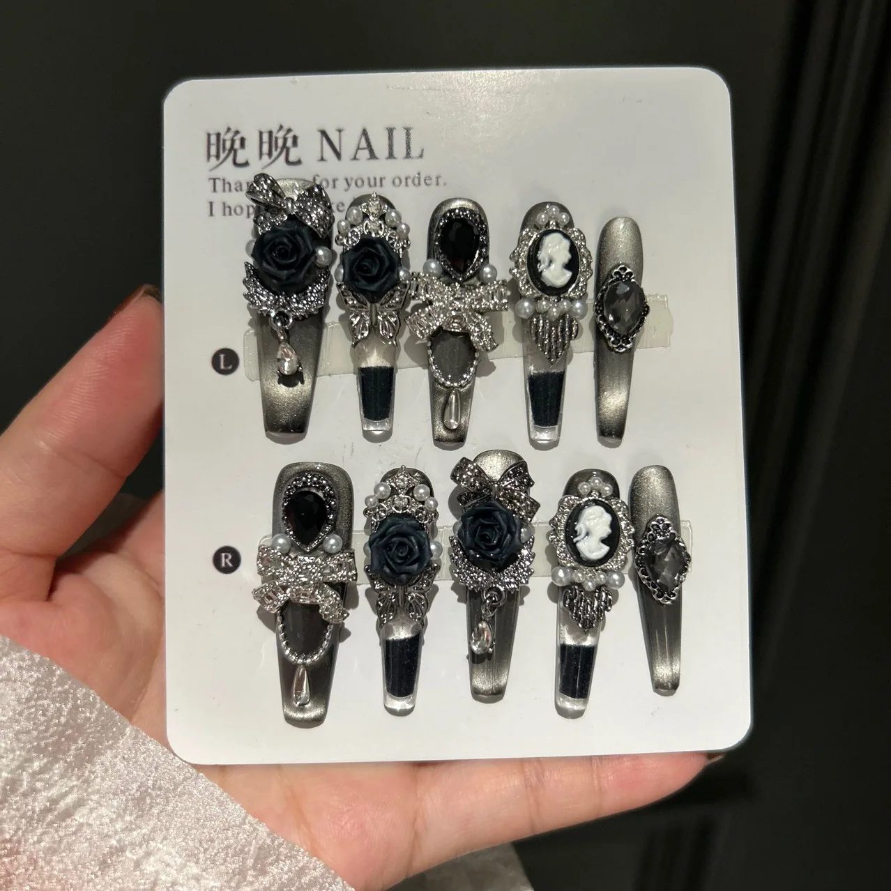 

Ручная работа Готическая черная роза Смола Flow Press On Nails Hot Girl Роскошный сверхмощный набор на шпильках Ручная работа Готическая роза 3D Декор Дополнительный