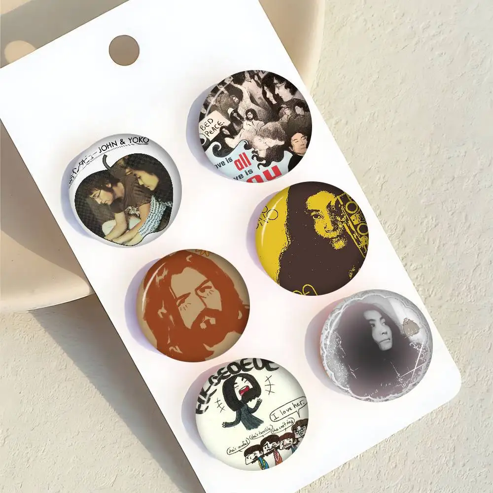 Klassische Yoko Ono Ästhetik Anime Button Pin Handgemachte Brosche für Kleidung Cartoon Abzeichen Rucksack Dekoration Schmuck Accessoires